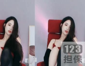 性感高颜值的苏樱在斗鱼和虎牙直播平台上秀出了她甜美的身材和白皙的肌肤，她拥有一双修长的柳叶腿和水蛇腰，让人称赞不已。她的表演才华被封为天花板，每次的热舞都能激发观众的肾上腺素，受到绅士们的热烈追捧。快来观看她的精华直播！