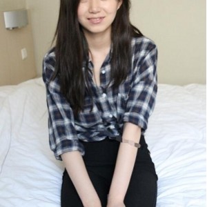 张静文合集：黑白丝质裙和格子衬衫的清纯浓妆图集