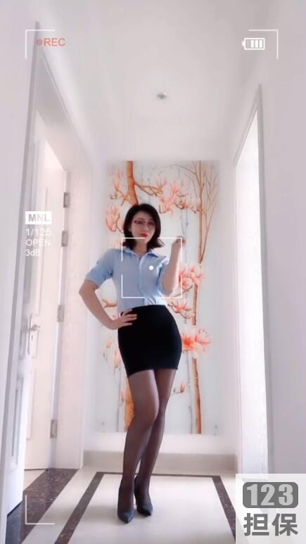 网红女神锦缎儿芝芝的大礼包，18-50岁的粉丝可获得一份诱惑力十足的半透明纱衣。这款纱衣设计俏皮可爱，温柔如清风，让你展现出最迷人的一面。购买这个大礼包还可获得背景音乐和一份收获，让你一分耕耘，百分之九十九的丑闻都能消失不见。