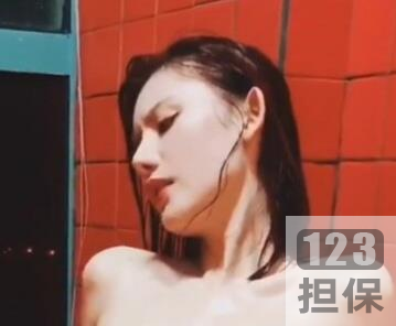 超人气名模阿朱拍摄公交车摄影师三个胖子100V1.3G海鲜馒头女神