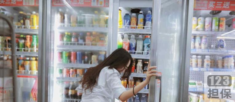 犬系妹子FSS冯珊珊的大胆室外展示