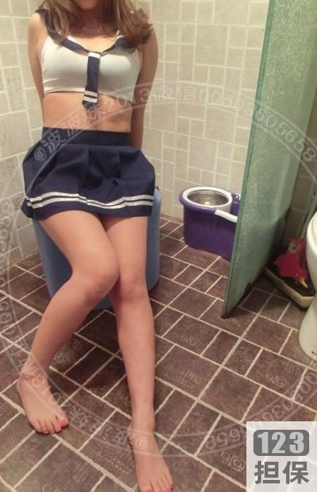 主播苏小美的兔女郎风格视频套图,金主送礼物给她,她戴着灵狐面具和兔耳朵,穿着红绳车灯宝宝当红。