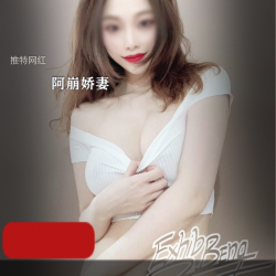 美娇妻的性感魅力在推特网红阿崩的55个视频中展现无遗，她的烈焰红唇和精致脸蛋令人惊艳，挺拔双峰和纤细嫩腰更是令人心动。她与丈夫在酒店四人游中尽情享受，野外激战的情景更是让人血脉贲张。这个6.6G的视频集汇集了她的所有温度，让人汹涌澎湃。