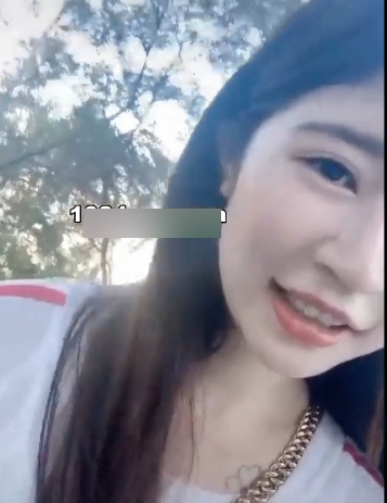 网红玲玲的音短视频为粉丝带来乐子，她以出色的颜值和灵活的身段赢得了名气。作为一名男性网红，玲玲通过网络赚取了大量的钱财，成为了金龟婿。她通过花钱享受生活，展示了她的四肢和身段。