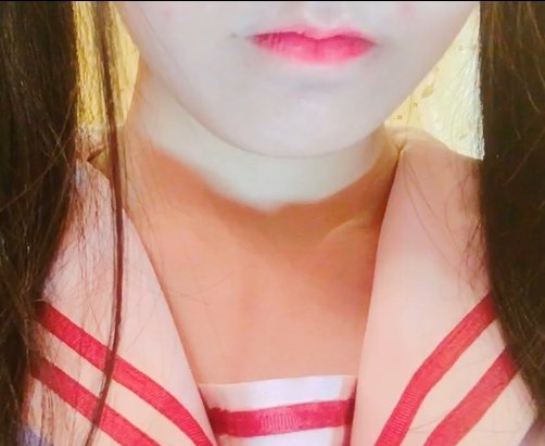 网红美少女的清纯气质，楚楚动人的小银狐，拥有婴儿肥的可爱面容和棒状皮肤，散发着狡猾的魅力。