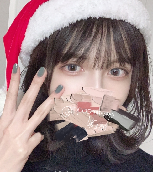 高颜值博主ppoommoop在某推平台上发布了一组美女主播的写真照片。这位身材火辣的小姑娘展现了她温柔的一面,让人目不转睛。其中一张照片特写了她的车灯般明亮的眼睛,给人留下了深刻的视觉印象。这组视频和照片的质量都非常出色,绝对是视觉饕餮的享受。