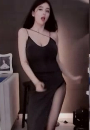 斗鱼主播张琪格大合集,露脸舞蹈视频46个,颜值身材肥美,水印车灯下水