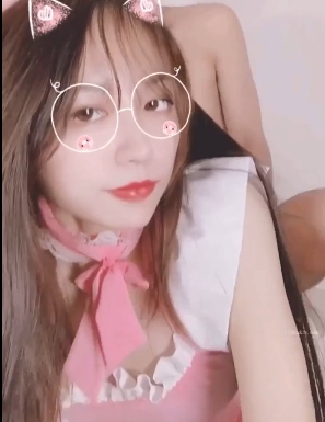 美女御姐的狗链喵喵女仆瑜伽女神穿着白睡衣的护士猫耳，高清合红酒