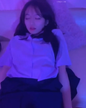 美女御姐的狗链喵喵女仆瑜伽女神穿着白睡衣的护士猫耳，高清合红酒