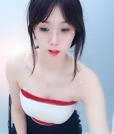 虎牙女主播CK-点昕的定制视频，清晰度竿娆购入虎牙胜鸽有鱼平台，玉兔抬腿弯腰。