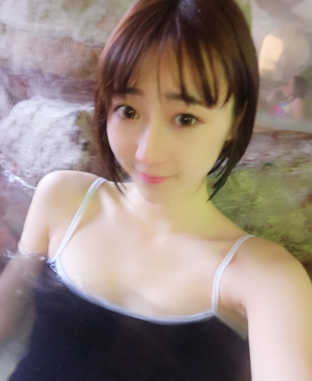 斗鱼主播茜乖乖的火箭群颜值容貌色相视频换装视角玉兔投影扭动椅子舞