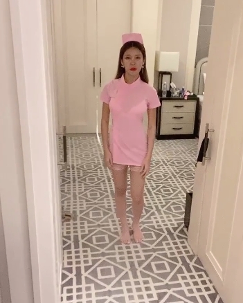 电竞女神GatitaYan的火辣外貌和魔鬼身材在亚洲和西方都广受粉丝群的认可，她是一位主持人和网红。她以其出色的游戏技巧和仙女般的外貌闻名于世，并拥有丰富的作品合集。