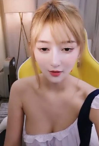 半塘女主播小唯的完美颜值和身材,令人陶醉的气质和迷离的味道