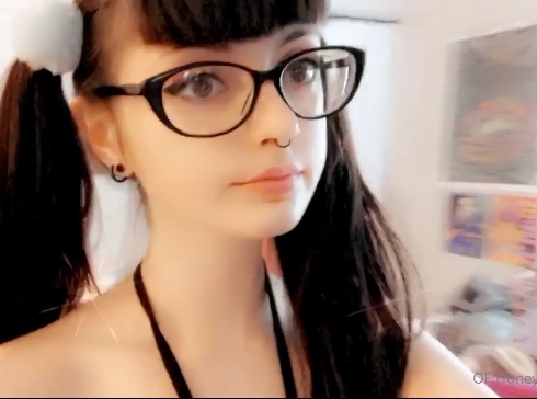 混血美女HoneyMomo的丰满身材展现在作品中，视频和照片大小全都有