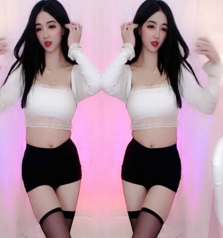 虎牙女主播展示美颜身材和舞姿的视频