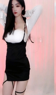 虎牙女主播展示美颜身材和舞姿的视频