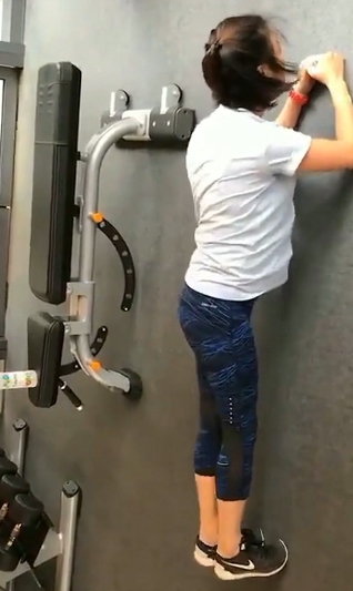 莉莉的健身小合集:颜值御姐自拍视频和照片