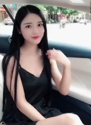 女神主播在直播平台展示柔软的身材和可爱的颜值,同时又散发出冷艳的魅力。她的四肢柔软,血脉喷张,性感的声音更增加了诱惑力。