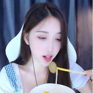 虎牙女主播林软软，高颜值丰满身材，妩媚直播间，吃东西直播