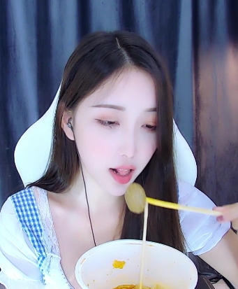 虎牙女主播林软软,高颜值丰满身材,妩媚直播间,吃东西直播