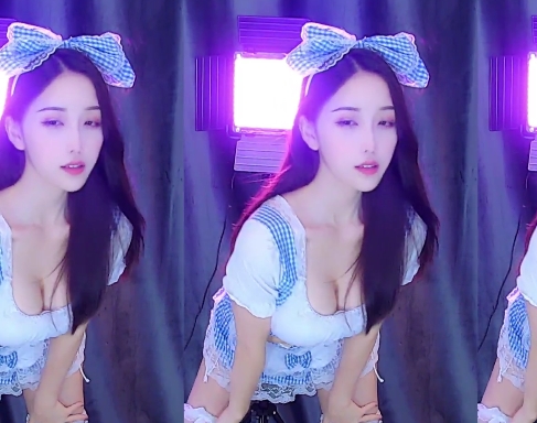 虎牙女主播林软软,高颜值丰满身材,妩媚直播间,吃东西直播