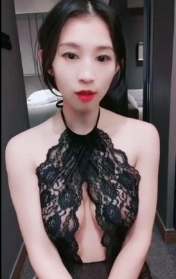 御姐女主播分享成熟女人味,带面具的眼罩增添神秘感