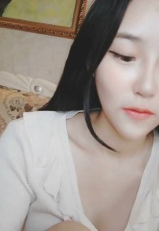 柯妹在某平台直播的排行榜上玩一字马，展示了她惊人的身材，吸引了大量粉丝。