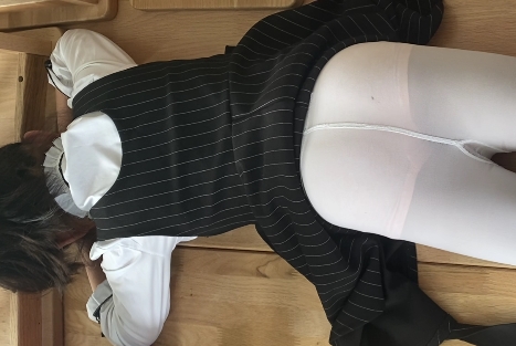 网红女博主展示洁白无瑕的大长腿，穿着虾酱女仆装