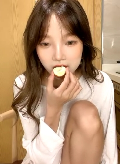 可爱女主播的奔放自由：两部精选作品展现网友心中的直播之王