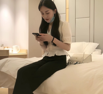 小宝寻花：深夜场笑起来甜美小姐姐作品现在知名探花网友约拍小编直播苗条身材高清流畅视频大小