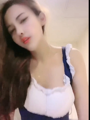 小岚岚的高颜值和完美身材赢得了好评，她在快手上的作品非常受欢迎。