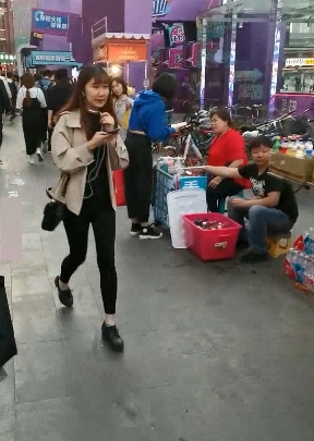 达叔街头涂鸦视频，网红小姐姐涂鸦大小