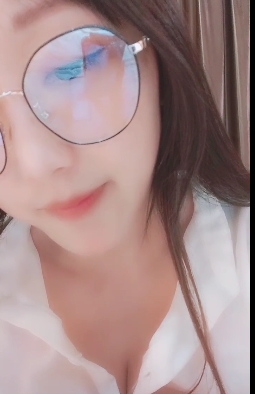 女主播白丫头的天使笑容和完美身材，直播视频大小