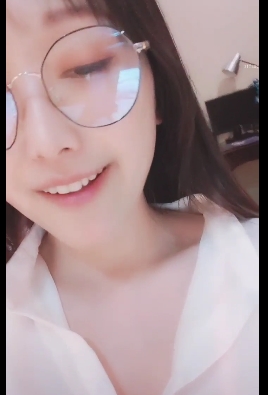 女主播白丫头的天使笑容和完美身材，直播视频大小