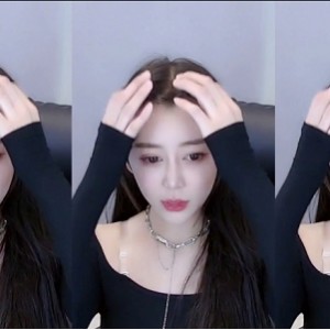 虎牙女主播展示高难度动作，一字马，颜值身材腿韧性超管视频