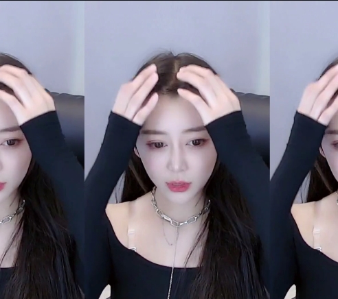 虎牙女主播展示高难度动作,一字马,颜值身材腿韧性超管视频