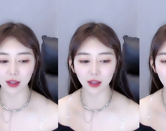 虎牙女主播展示高难度动作,一字马,颜值身材腿韧性超管视频