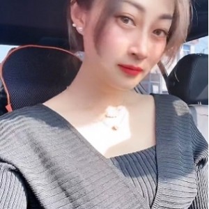 尹美美哒的最新作品合集：漂亮身材的快手女神，3000/6000软妹币购买，充满韵味的美貌和视觉体验。定制的1.43G视频，展现成熟女人的气息和活泼可爱的形象。精