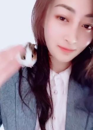 尹美美哒的最新作品合集:漂亮身材的快手女神,3000/6000软妹币购买,充满韵味的美貌和视觉体验。定制的1.43G视频,展现成熟女人的气息和活泼可爱的形象。精致拍摄的露肩裙和热茶,让你享受视觉和口感的双重享受。