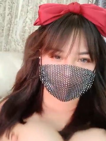 巨无霸猫猫女主播：颜值高身材好，视频中戴口罩，大小适中