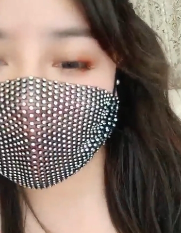 巨无霸猫猫女主播：颜值高身材好，视频中戴口罩，大小适中