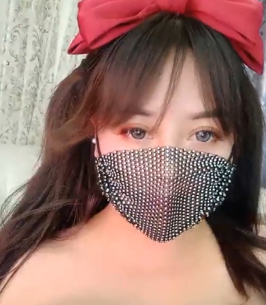 巨无霸猫猫女主播：颜值高身材好，视频中戴口罩，大小适中