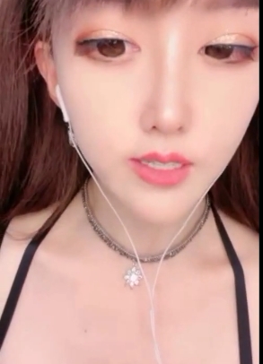 半塘女主播噜噜黎里高颜值奔放直播平台网红脸丰满视频