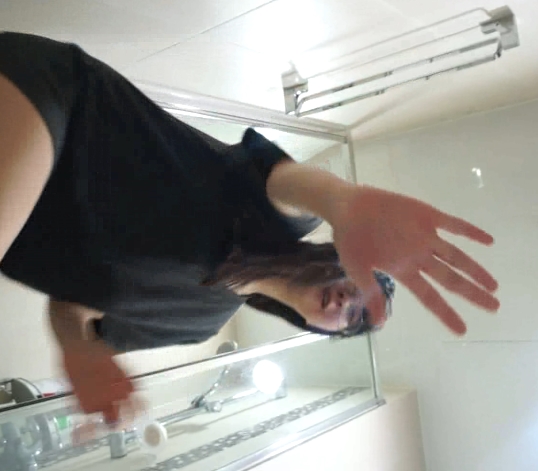 金先生的作品：韩国探花女主角在国立大学嬉戏打闹的背影