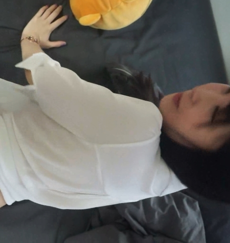 韩国金先生的作品中的探花棒子女主角在国立大学中的嬉戏和打闹，展现了美女的背影。