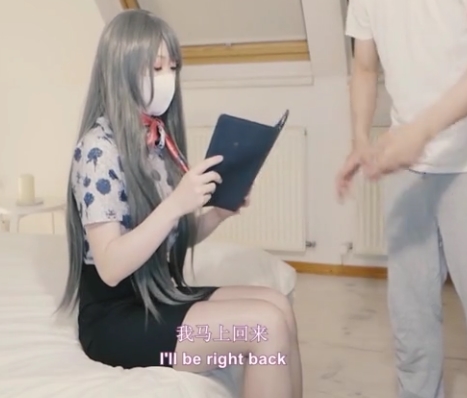 柚子猫的作品：男主角戴口罩的高工资按摩院空姐柚子猫作品中的男主角戴着口罩，在高工资的按摩院里遇到了一名空姐。按摩师的手法让男主角懵懵懂懂，但他一直在学习。