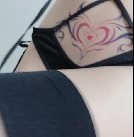 山本优木的丰满身材和白色袜子的尤物写真集