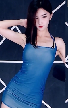 虎牙女主播依依的长相和身材在网友中火了起来，她的舞蹈和眼光备受关注。