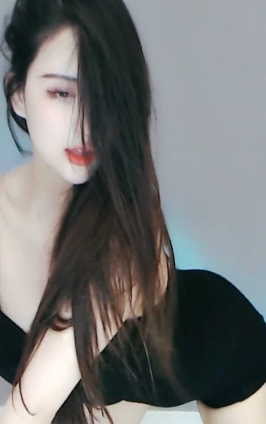 虎牙女主播苏樱展现完美舞蹈技巧，高颜值和专业滤镜加持，展示健身大长腿