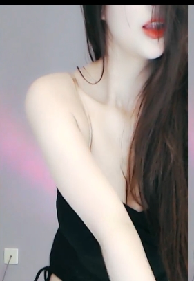 虎牙女主播苏樱展现完美舞蹈技巧，高颜值和专业滤镜加持，展示健身大长腿